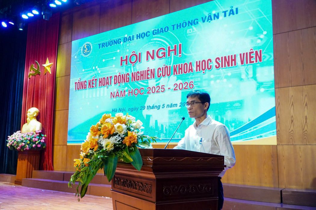 PGS.TS Lê Hoài Đức - Phó Hiệu trưởng Trường Đại học Giao thông Vận tải phát biểu tại hội nghị. Ảnh: Anh Đức