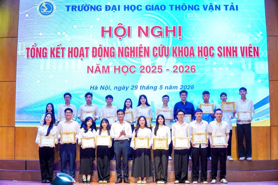 Các nhóm sinh viên có đề tài nghiên cứu xuất sắc được vinh danh và khen thưởng. Ảnh: Anh Đức