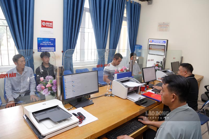 People come to resolve issues at the Nam Ke Commune Public Administrative Service Center, Dien Bien province. Photo: Quang Dat