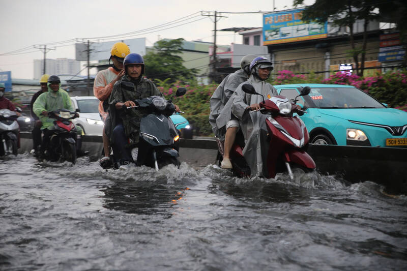 Ho Chi Minh City area has widespread thunderstorms. Photo: Minh Tam