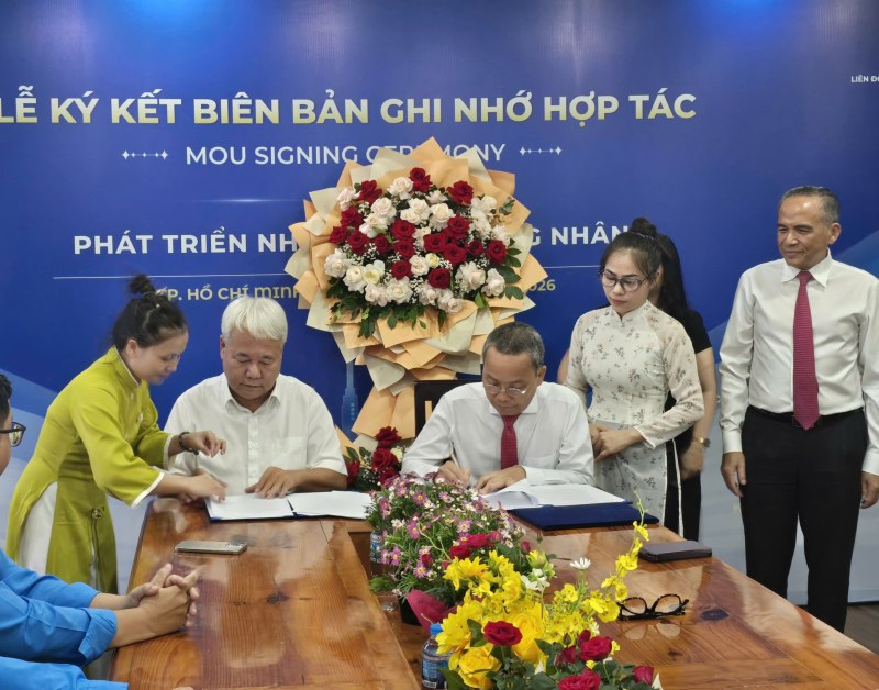 Representatives of the Ho Chi Minh City Labor Federation (second from the left) and representatives of the Thien Phat Joint Stock Company group sign a memorandum of understanding providing safe and stable accommodation for about 40,000 workers and laborers. Photo: Nam Duong