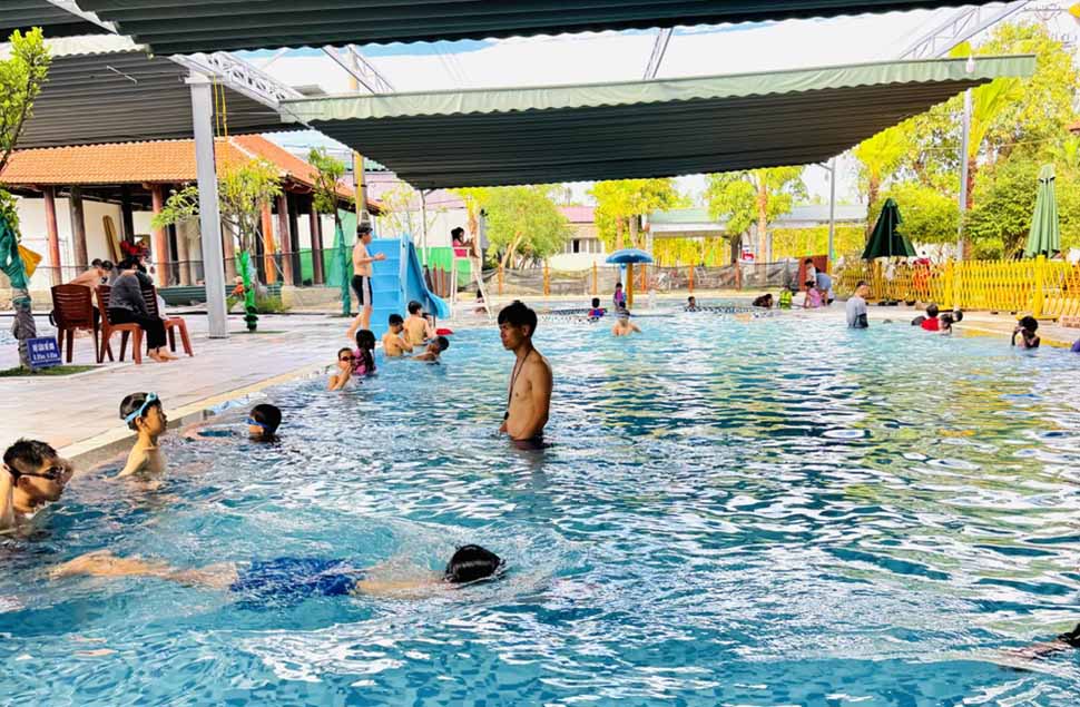Trẻ em Hà Tĩnh học bơi trong mùa hè. Ảnh: Hoàng Anh