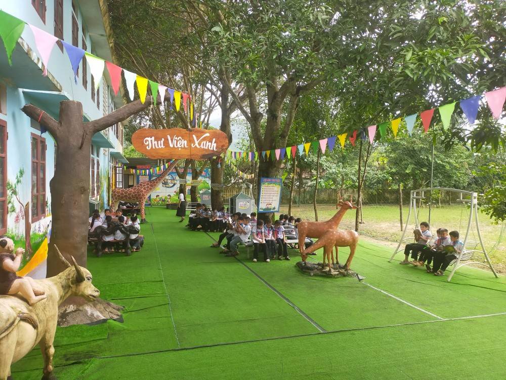 Students of Huong Trach Elementary School, La Khe school point, Phuc Trach commune, Ha Tinh province read books at the school's Green Library. Photo: La Giang