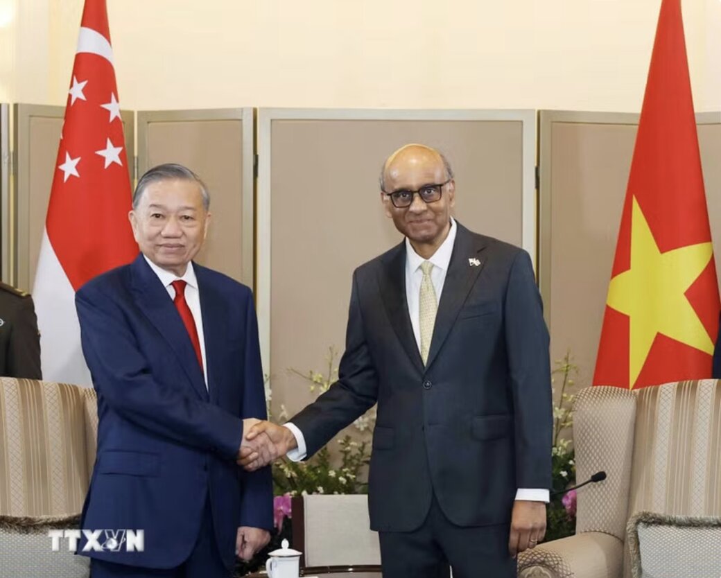 Le secrétaire général et président To Lam et le président de Singapour, Tharman Shanmugaratnam. Photo de : TTXVN