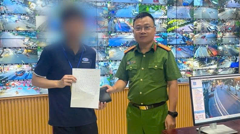 Citizens happily write letters of thanks to Tay Ho Ward Police (Hanoi) and Major Nguyen The Vu. Photo: Ministry of Public Security