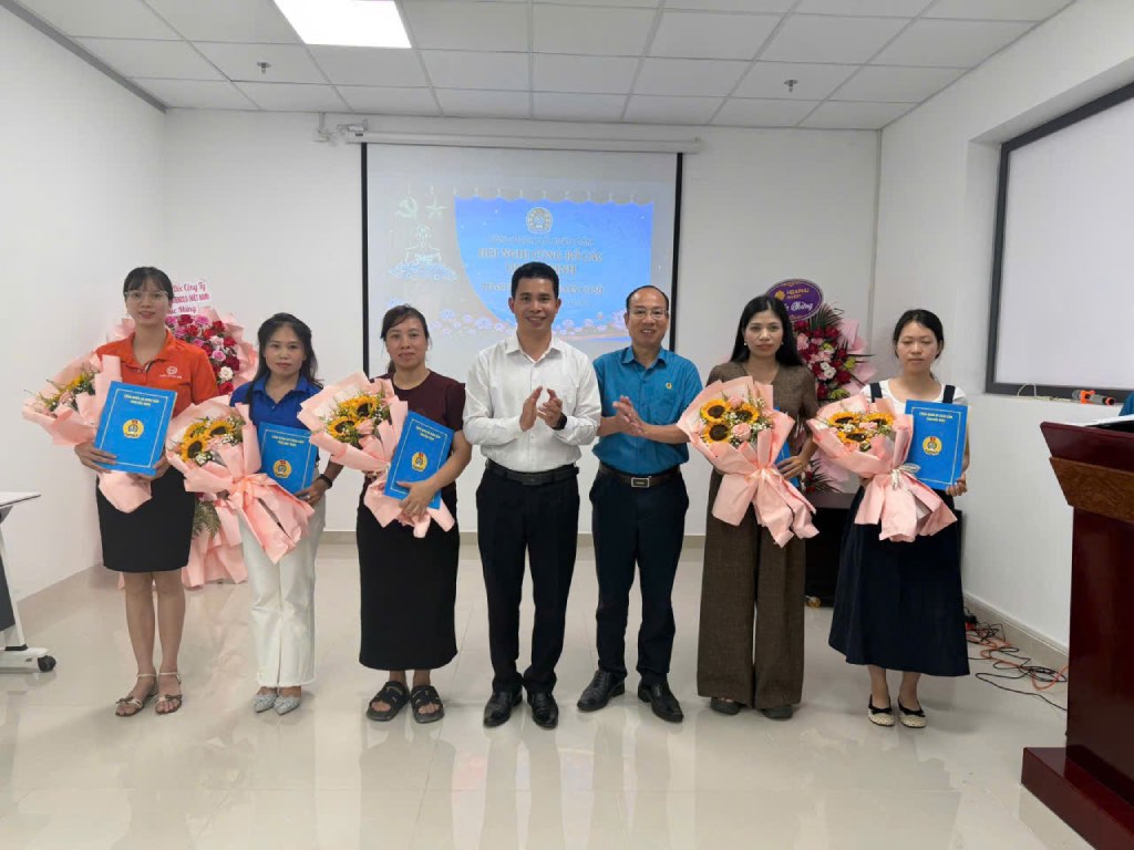 Vice Chairman of Bac Ninh Provincial Labor Federation Le Duc Tho (3rd from right) congratulates newly established grassroots trade unions. Photo: Quyet Chien
