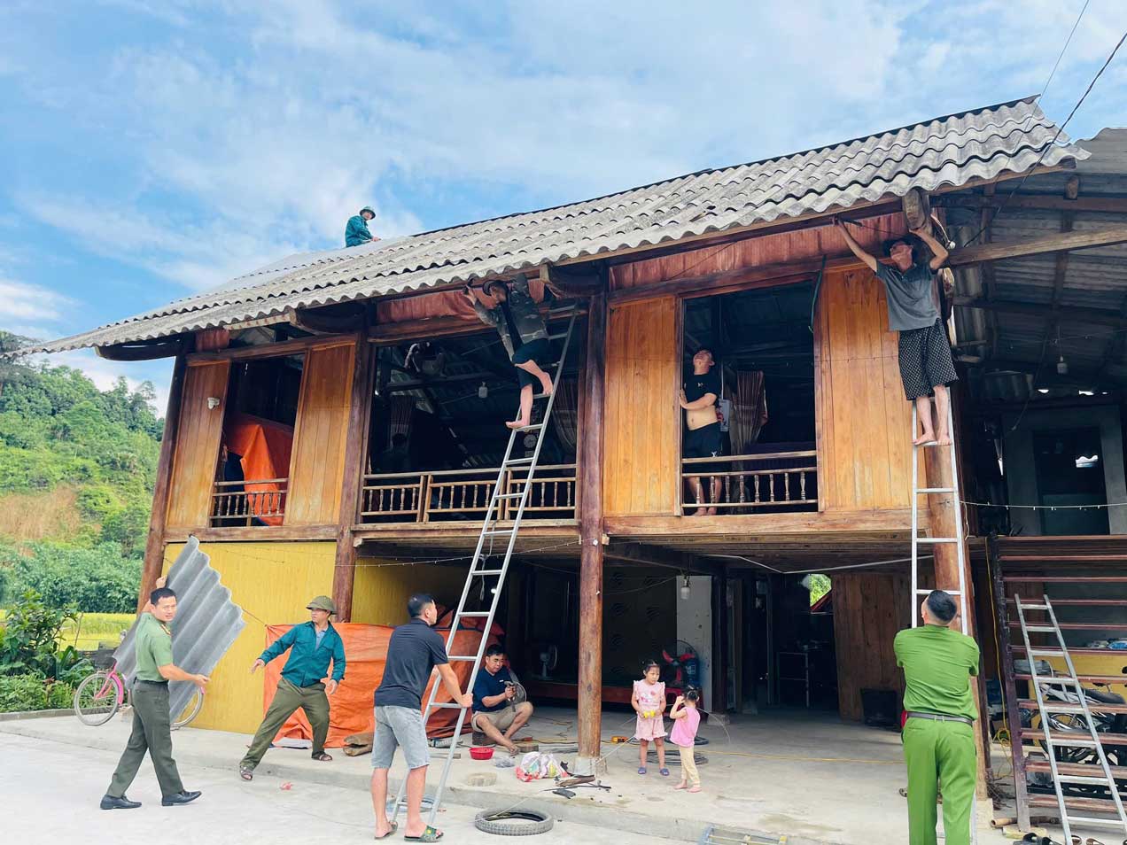 Công an xã chung tay khắc phục hậu quả giông lốc, hỗ trợ người dân sửa chữa nhà ở. Ảnh: Công an xã Quy Mông