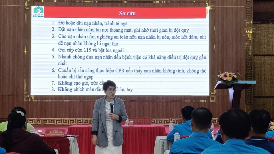 Báo cáo viên triển khai chuyên đề về an toàn, vệ sinh lao động cho cán bộ Công đoàn và an toàn vệ sinh viên tại doanh nghiệp. Ảnh: Hoàng Lộc