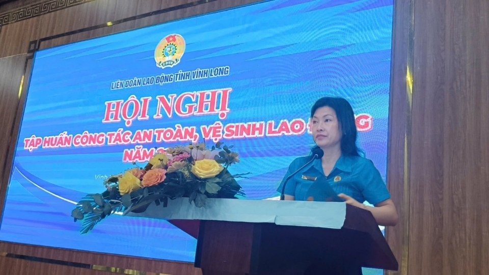 Ms. Le Thi Kim Chi - Standing Vice President of Vinh Long Provincial Labor Federation - delivered the opening speech at the occupational safety and health training class. Photo: Vinh Long Provincial Labor Federation