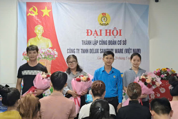 Mr. Nguyen Trong Danh - Member of the Standing Committee of the Tay Ninh Provincial Labor Federation, Deputy Head of the Provincial Industrial Zones Trade Union congratulated the Congress. Photo: Phuong Dung