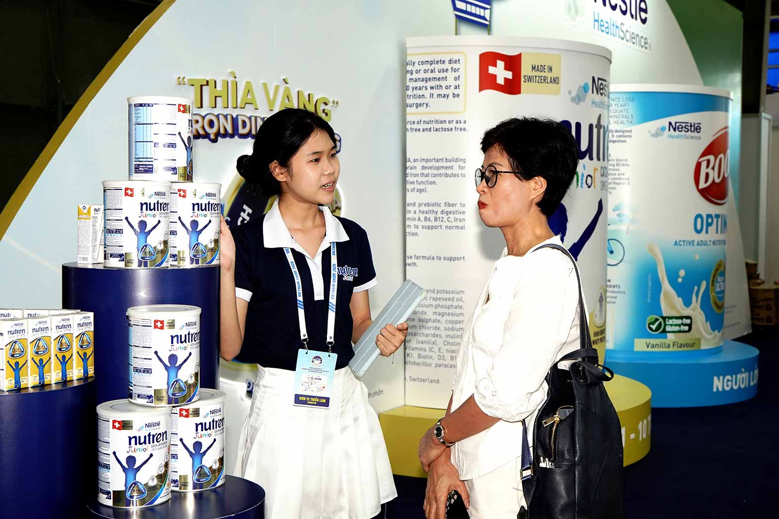 Khách tham quan tìm hiểu thông tin về sản phẩm tại gian hàng Nestlé Health Science.Ảnh: Nestlé
