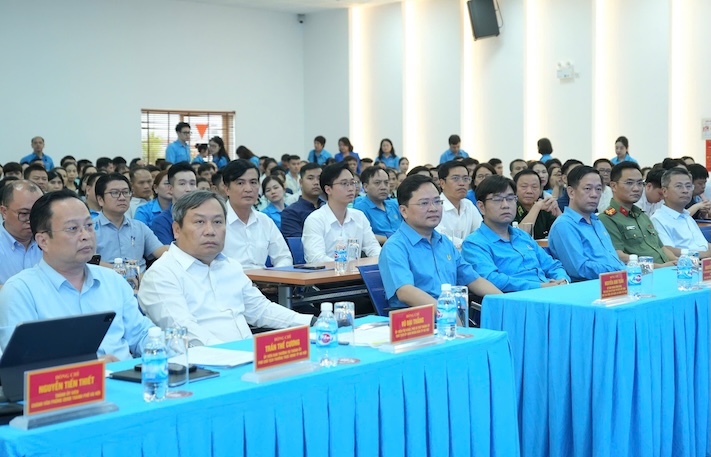 At the Dialogue Conference, the Hanoi Labor Federation informed about recommendations in the fields of Social Insurance and Unemployment Insurance of workers. Photo: Huu Chanh