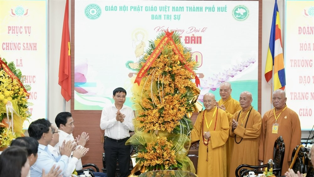 Deputy Prime Minister Nguyen Van Thang presents flowers to congratulate Venerable Thich Khe Chon - Vice Chairman of the Executive Council of the VBS, Head of the Executive Board of the VBS of Hue City. Photo: Ngoc Hieu.