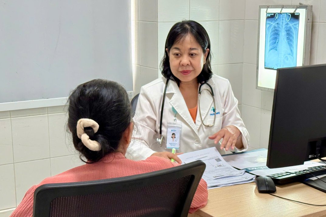 BS.CKII Nguyễn Thị Mai Lan thăm khám cho người dân. Ảnh: Tạ Quang