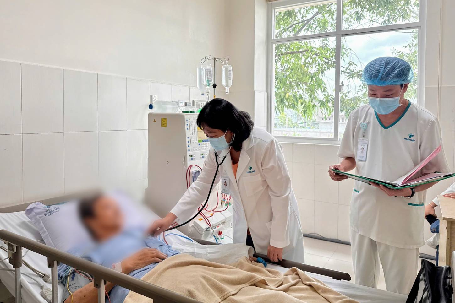 Bác sĩ thăm khám người bệnh lọc thận. Ảnh: Tạ Quang