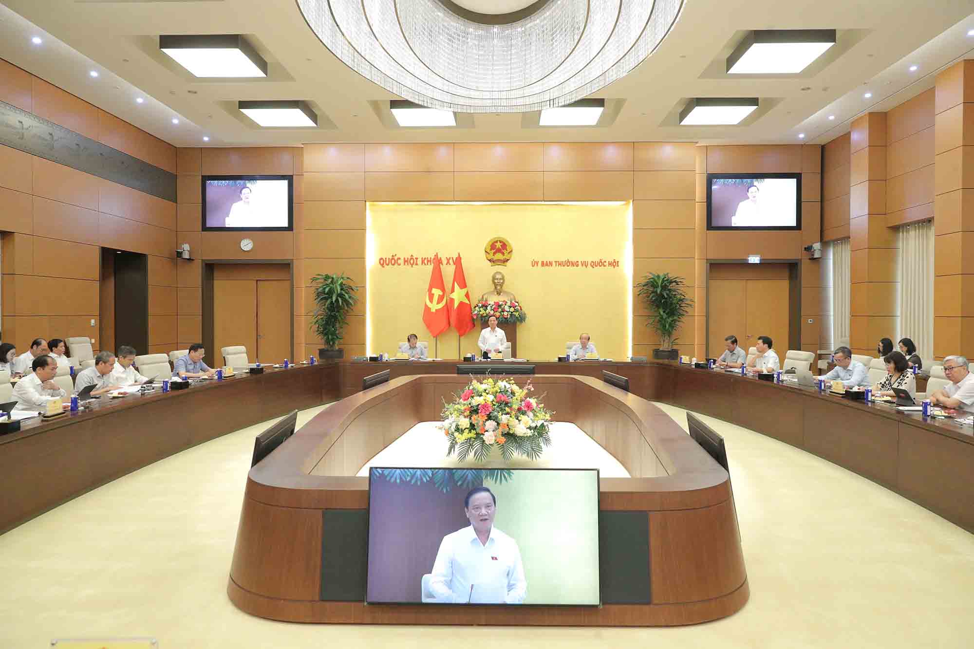 Member of the Party Central Committee, Vice Chairman of the National Assembly Nguyen Khac Dinh chaired a meeting on the implementation of the 2026 Legislative Program. Photo: Ho Long.