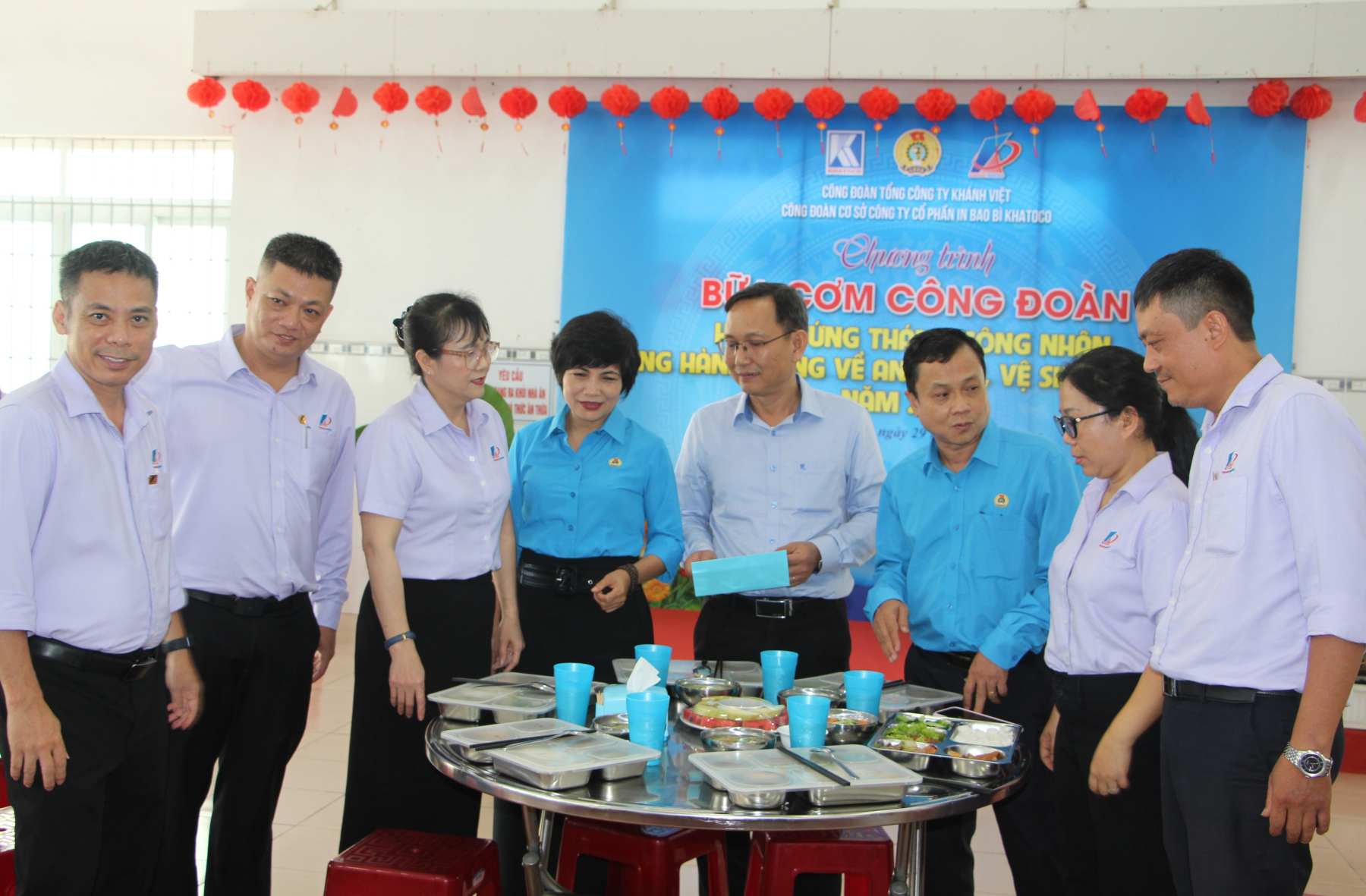 Công đoàn và lãnh đạo Công ty Cổ phần In Bao bì Khatoco chuẩn bị Bữa cơm Công đoàn cho người lao động. Ảnh: Phương Linh