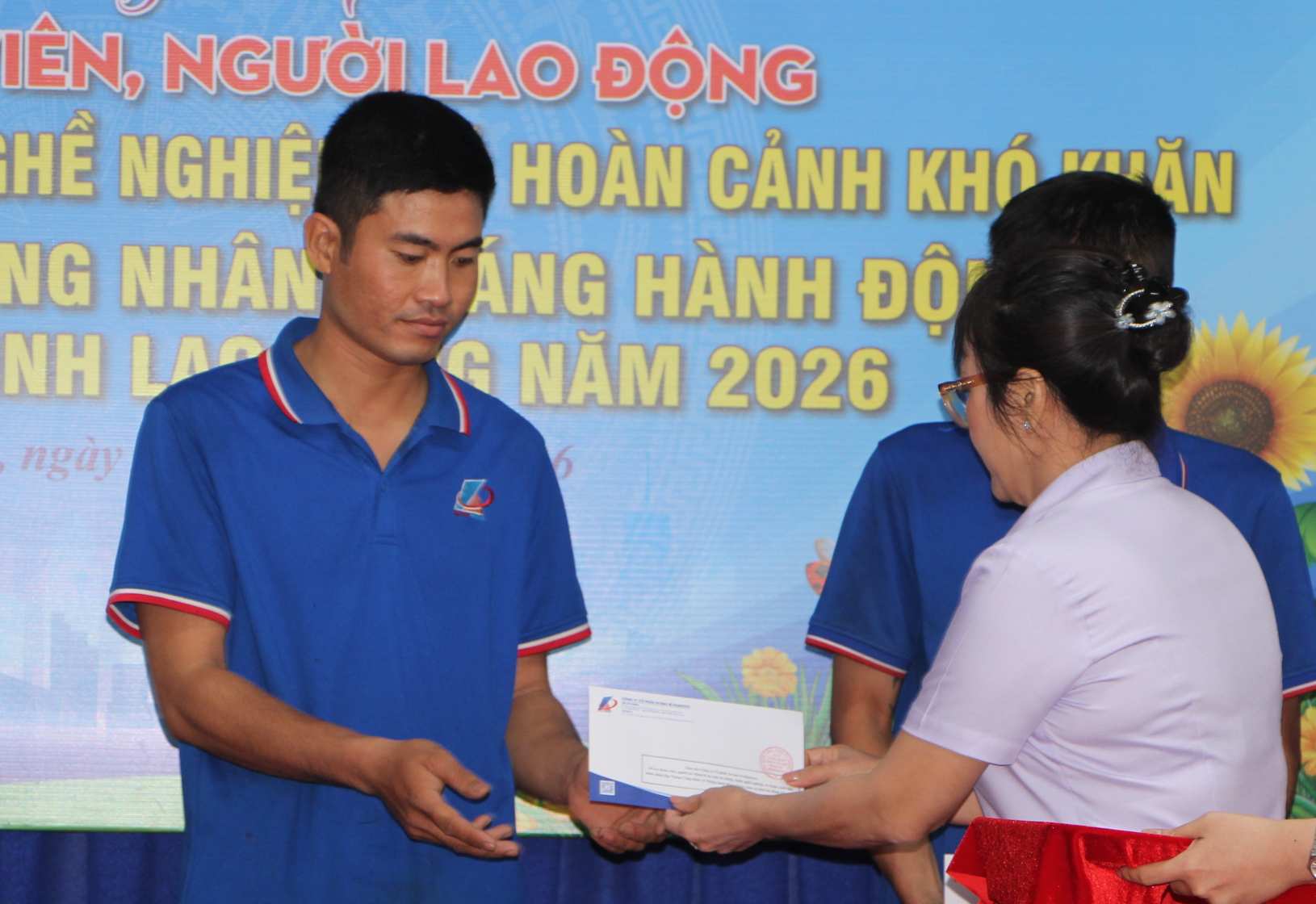 Công đoàn phối hợp với doanh nghiệp trao hỗ trợ cho đoàn viên, người lao động khó khăn dịp Tháng Công nhân. Ảnh: Phương Linh
