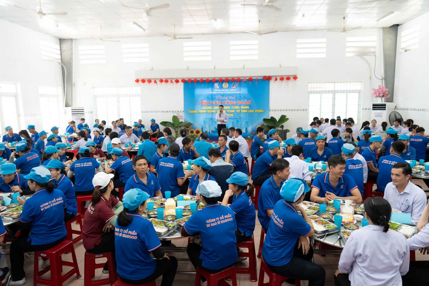 Đoàn viên, người lao động Công ty Cổ phần In Bao bì Khatoco vui vầy bên Bữa cơm Công đoàn. Ảnh: Phương Linh