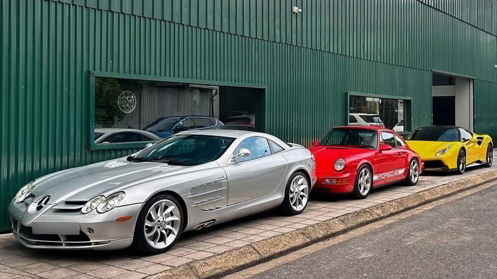 The Mercedes-Benz SLR McLaren "silver arrow" appeared with the Ferrari 488 GTB and Porsche 964 Carrera 4 on the streets of Hanoi. Photo: Bao Bao