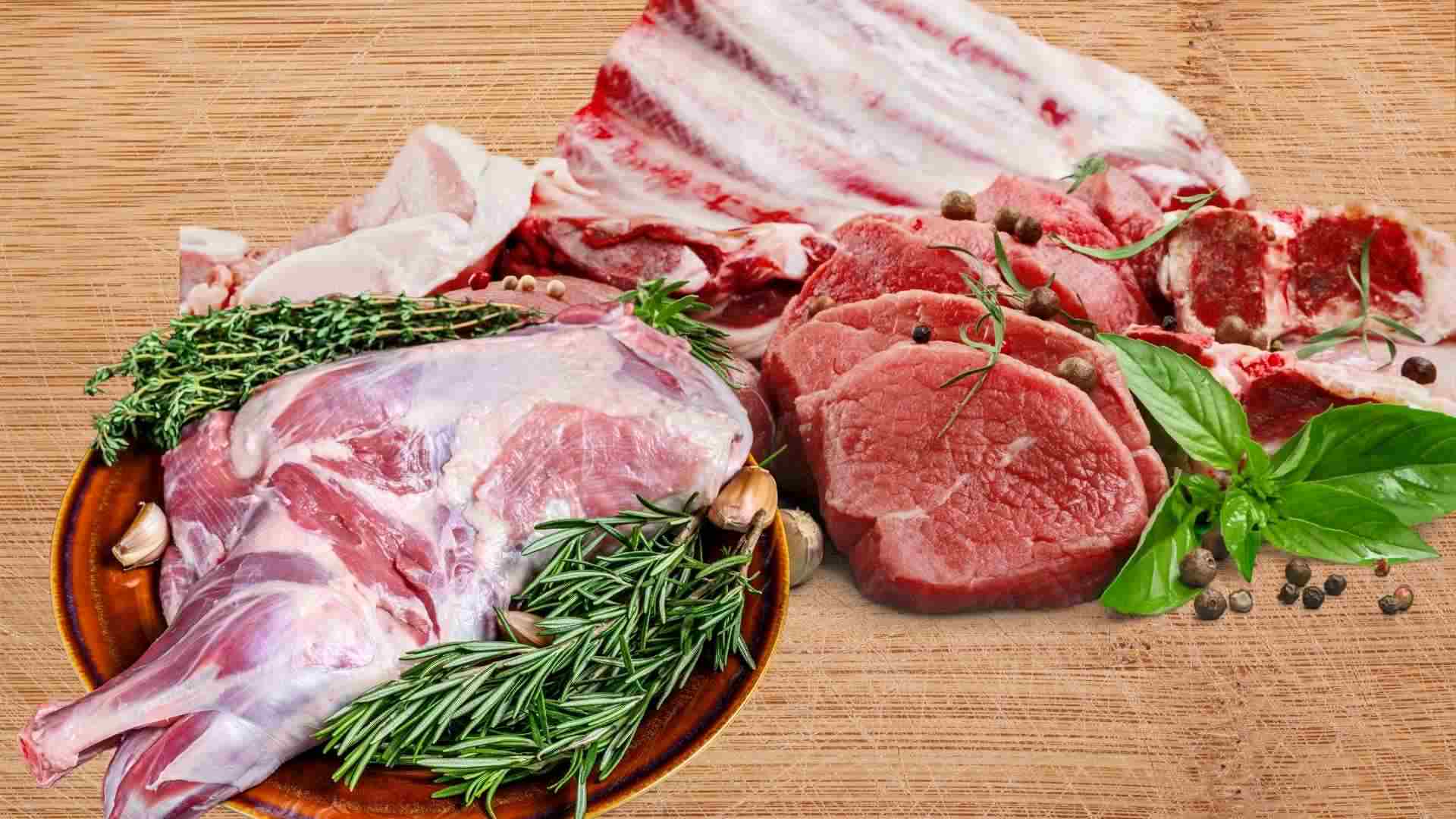 Thịt dê là nguyên liệu chính quyết định độ ngon của món ăn. Đồ họa: Minh Vũ