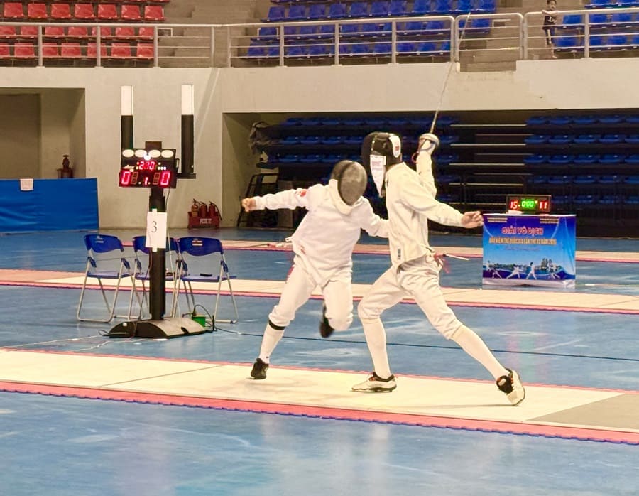 Fencing athletes competed in the 2026 National Youth Championship in Quang Ninh. Photo: Hoai Viet