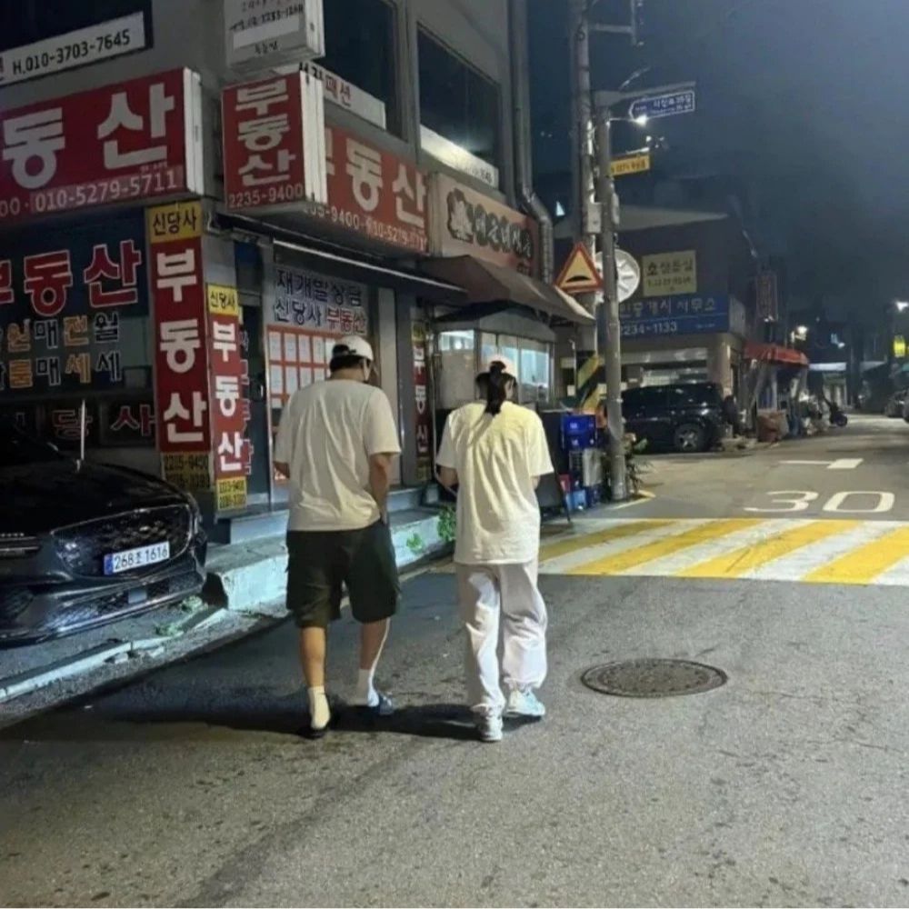 Lee Do Hyun và Lim Ji Yeon được bắt gặp hẹn hò vào đêm muộn. Ảnh: Lotte