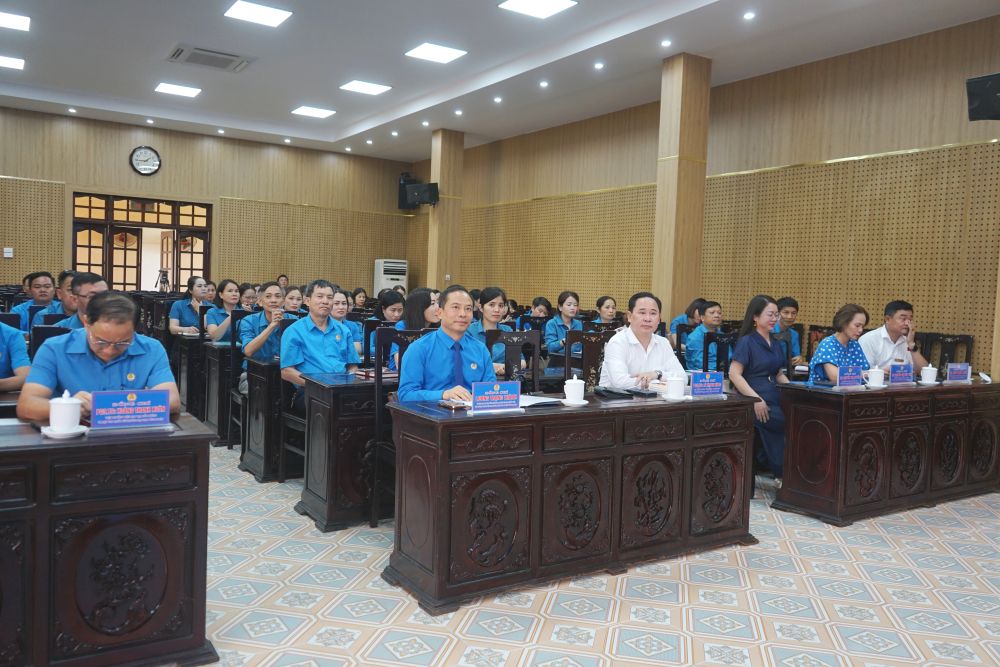Các đại biểu tham dự lễ khai giảng lớp bồi dưỡng lý luận, nghiệp vụ công tác công đoàn. Ảnh: Quách Du