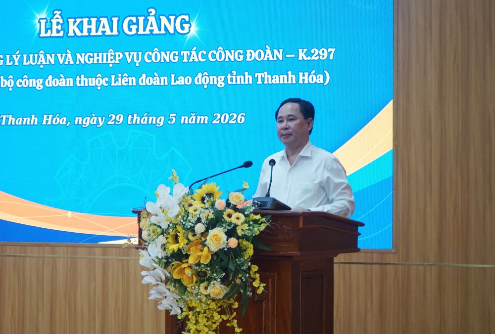 PGS.TS Lê Mạnh Hùng - Hiệu trưởng Trường Đại học Công đoàn phát biểu tại lễ khai giảng lớp bồi dưỡng lý luận, nghiệp vụ công tác công đoàn K297. Ảnh: Quách Du