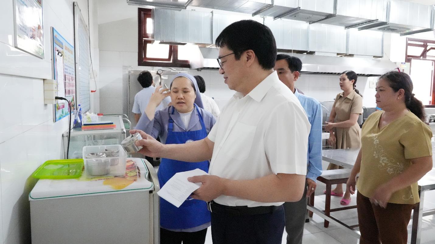 Inter-sectoral inspection team on food safety takes food samples for rapid testing. Photo: VFA