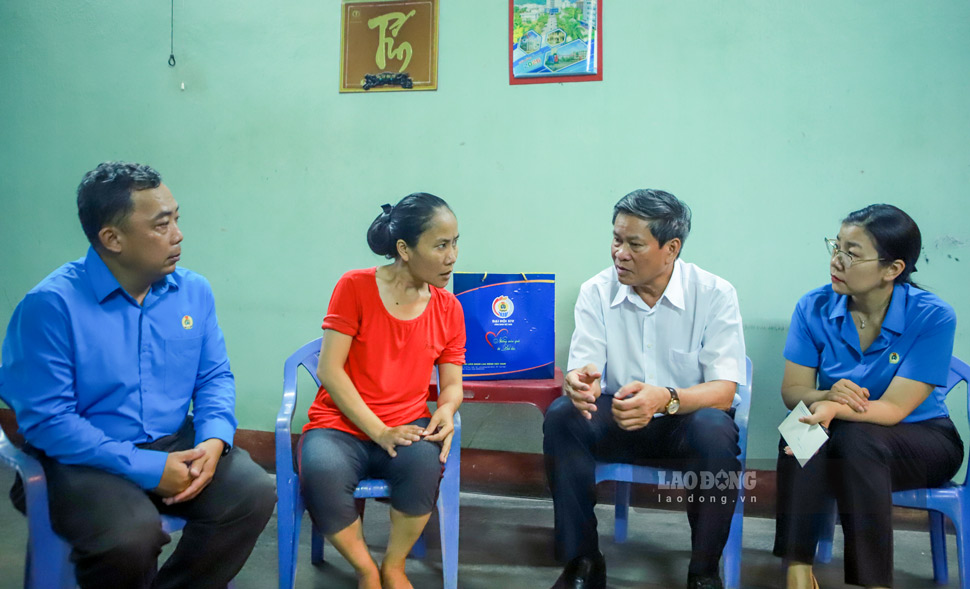 Đoàn công tác thăm, trao hỗ trợ cho công nhân Nguyễn Thị Xuân Thủy. Ảnh: Hoài Phương