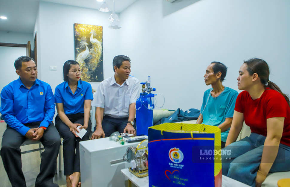 Ông Huỳnh Thanh Xuân cùng Công đoàn tỉnh Gia Lai thăm ông Hà Thới Hiếu. Ảnh: Hoài Phương