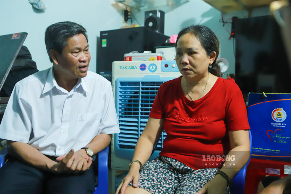 Vice President of the Vietnam General Confederation of Labor Huynh Thanh Xuan visits and presents gifts to Ms. Nguyen Thi Thanh Chut (born 1975), a worker at Binh Dinh Garment Joint Stock Company. Photo: Hoai Phuong