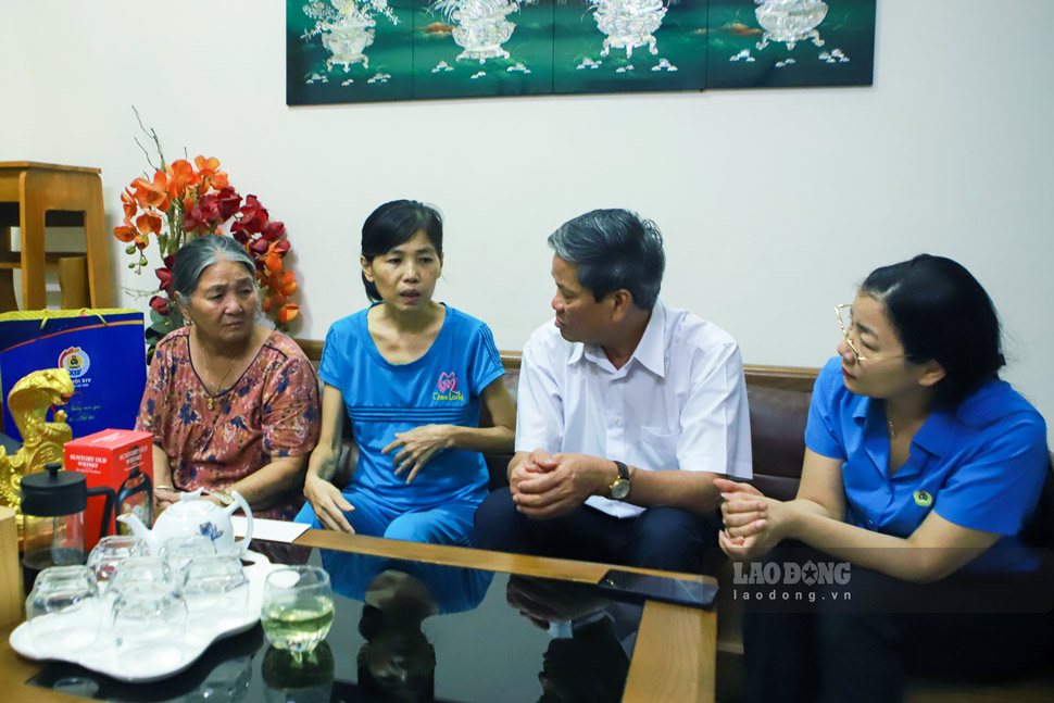 Ông Huỳnh Thanh Xuân động viên công nhân Nguyễn Thị Phóng kiên trì chống chọi với bệnh tật. Ảnh: Hoài Phương