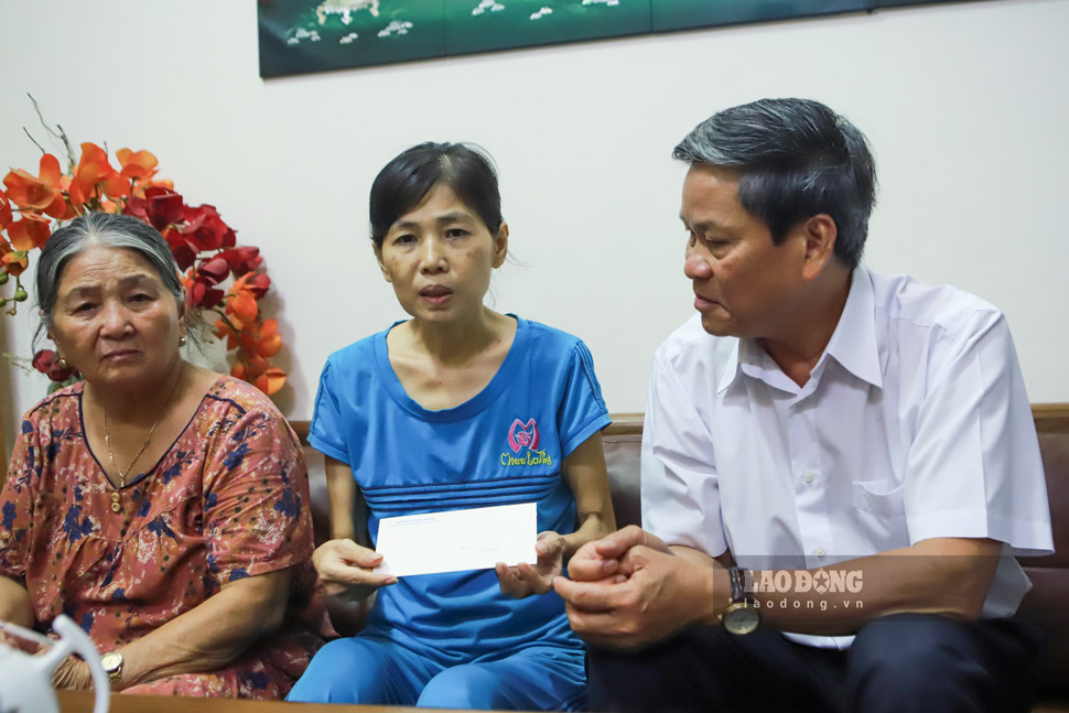 Ông Huỳnh Thanh Xuân trao hỗ trợ cho công nhân Nguyễn Thị Phóng. Ảnh: Hoài Phương