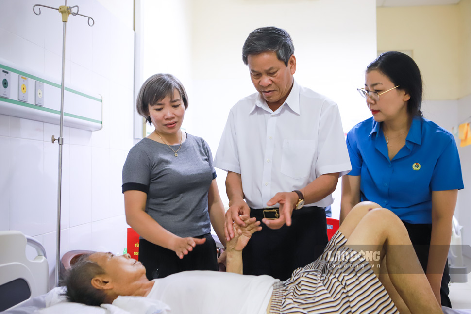 Đoàn công tác thăm ông Đặng Ngọc Biển - nguyên Chủ tịch Liên đoàn Lao động tỉnh Bình Định cũ. Ảnh: Hoài Phương