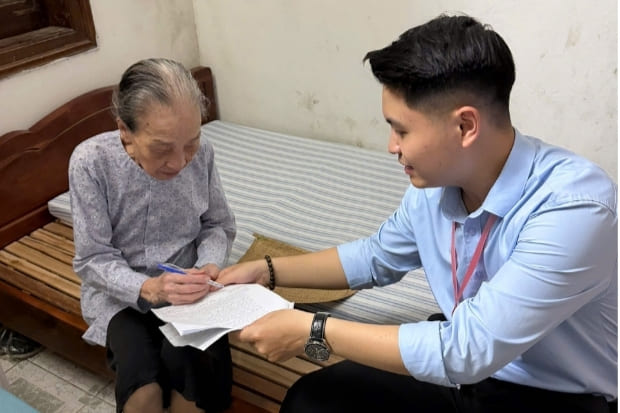 Members of the Ba Dinh Public Sector Administrative Shock Team - Branch No. 3 (Hanoi) support people in carrying out administrative procedures. Photo: Le Trang
