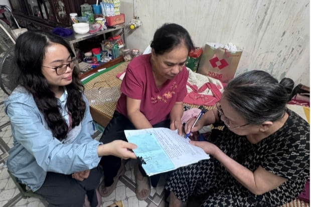 Người cao tuổi tại phường Ba Đình được hướng dẫn thủ tục, đảm bảo không bị gián đoạn trong thụ hưởng chính sách. Ảnh: Lê Trang