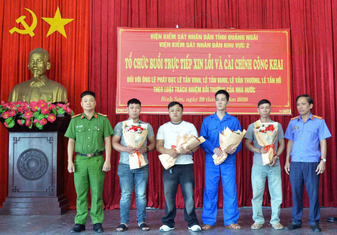 Đại diện các cơ quan tố tụng ở Quảng Ngãi trao hoa xin lỗi người bị thiệt hại. Ảnh: Thanh Phương