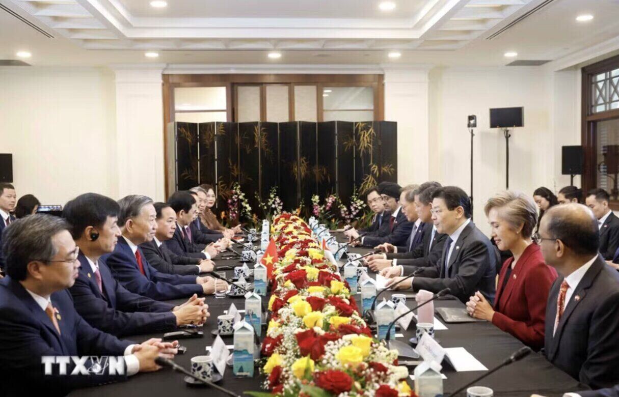 Le secrétaire général et président de la République Tô Lâm s'entretient avec le Premier ministre singapourien Lawrence Wong. Photo: TTXVN
