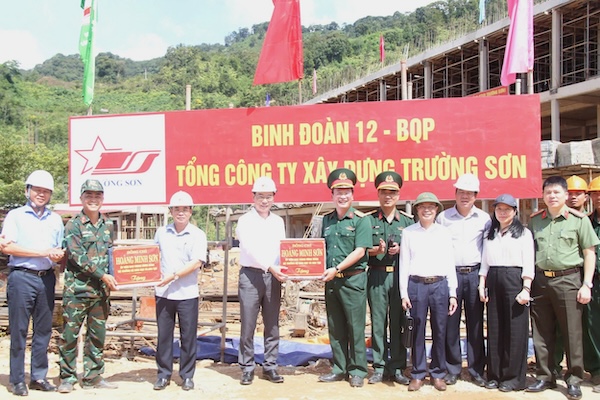 Le ministre de l'Éducation et de la Formation, Hoang Minh Son, offre des cadeaux pour encourager l'unité de construction de l'école interne inter-niveaux frontalière de la commune de Hung Son. Photo: Comité populaire de la ville de Da Nang