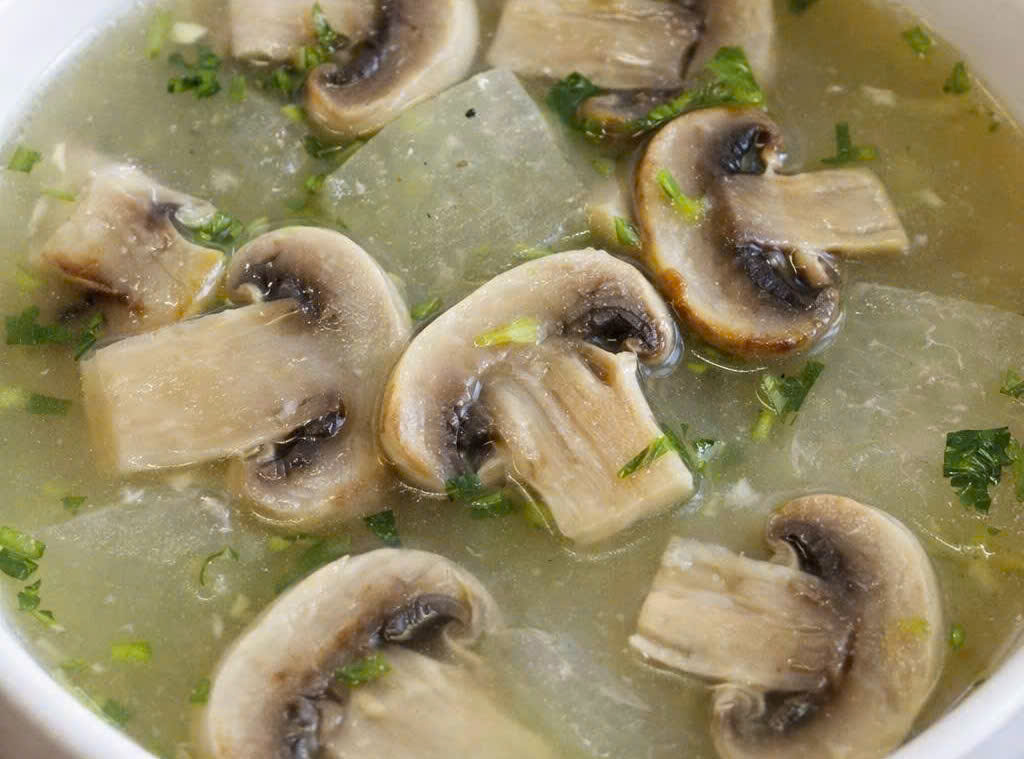 Simple ways to make winter melon soup with vegetarian mushrooms, helping to change the taste of family meals on weekends. Photo: Thu Hang