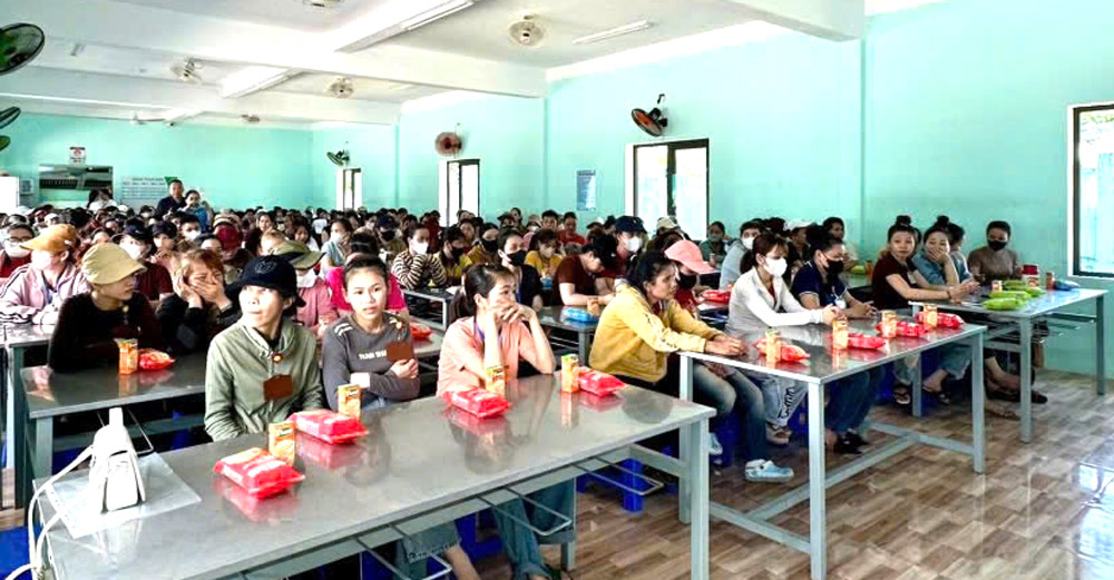 Que Son Commune Trade Union organizes propaganda, dialogue, and policy advice on social insurance, health insurance, and unemployment insurance for union members and workers. Photo: Que Son Trade Union