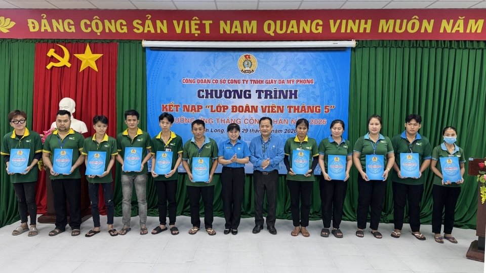 Lãnh đạo LĐLĐ tỉnh và CĐCS Công ty TNHH Giày da Mỹ Phong trao quyết định kết nạp đoàn viên cho công nhân lao động. Ảnh: Hoàng Lộc