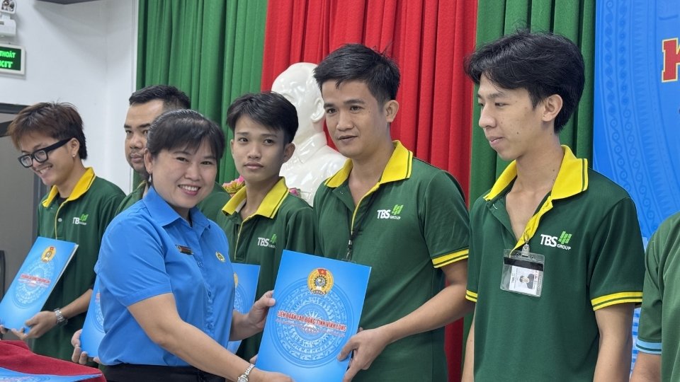 Ms. Vo Thi Thu Oanh - Vice President of Vinh Long Provincial Labor Federation - presents the decision to admit trade union members to workers of My Phong Leather and Footwear Co., Ltd. Photo: Hoang Loc