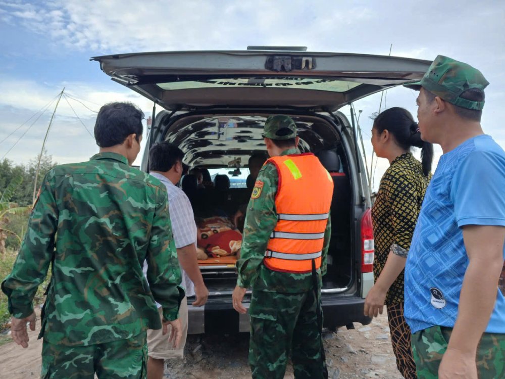Lực lượng chức năng cứu hộ, cứu nạn những thuyền viên bị nạn vào bờ. Ảnh: