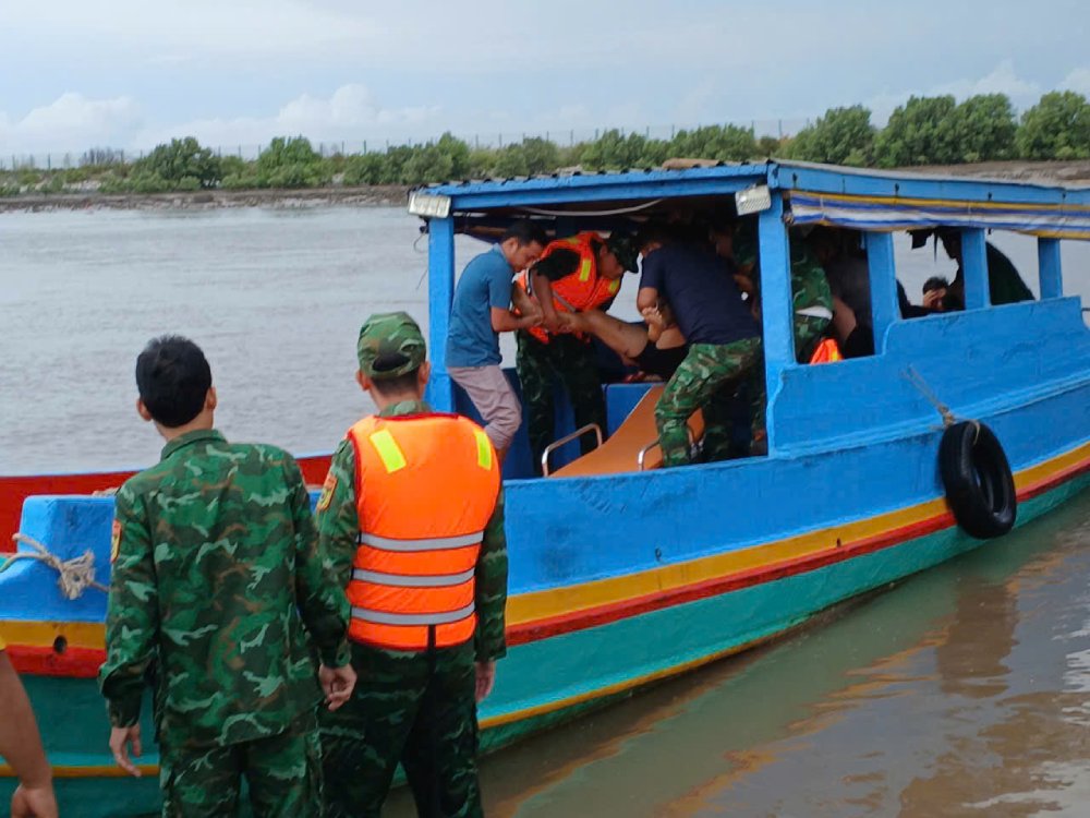 Functional forces rescue and rescue crew members in distress at sea. Photo: Border Guard