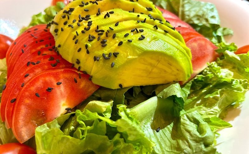 Adding avocados to salads helps increase healthy fat and create a longer feeling of fullness. Photo: Thanh Thanh