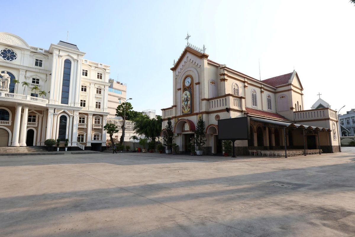 Nhà thờ Chí Hòa (phường Tân Sơn Nhất) là công trình từng nhận được sự hỗ trợ tài chính to lớn từ gia tộc Huyện Sỹ trong quá trình xây dựng và phát triển giáo xứ vào đầu thế kỷ XX. Ảnh: Minh Tâm