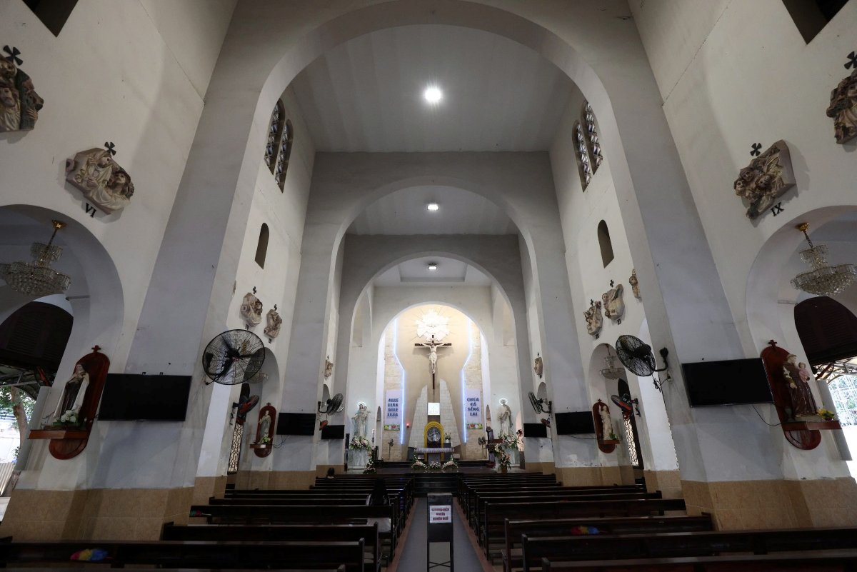 Nhà thờ mang phong cách Gothic châu Âu đặc trưng với mặt tiền đối xứng, mái vòm cao vút và những ô cửa kính màu rực rỡ. Ảnh: Minh Tâm